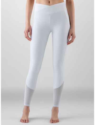 White woman’s high waist full grip leggings