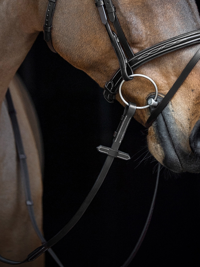Black leather antislip reins with 7 leather stops and martingale stopper
